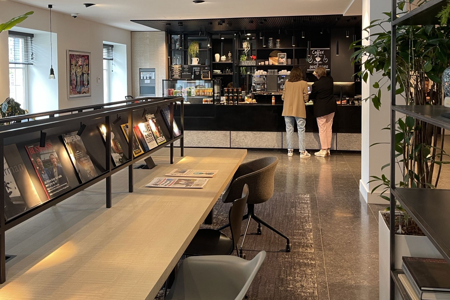 Een restaurant met een lange toonbank en een bar, ingericht voor diners en sociale bijeenkomsten.