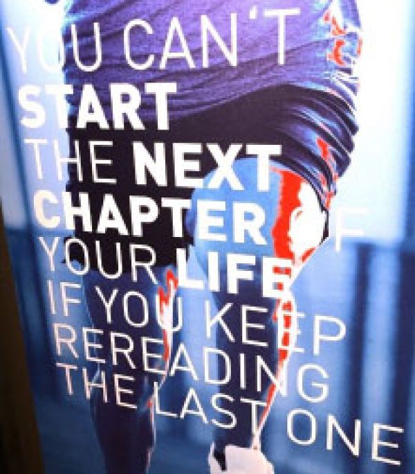 Een poster met de boodschap: "Je kunt het volgende hoofdstuk van je leven niet starten als je het laatste blijft herlezen.